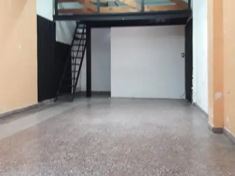 Buen Local Comercial sobre Montevideo Berisso