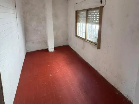 Propiedad de dos dormitorios con local comercial al frente lado Rio.