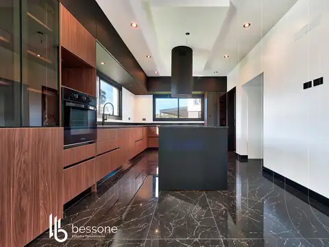 Casa 5 ambientes con 4 baños