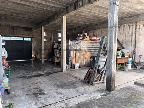 CASA 2 AMBIENTES EN REMEDIOS DE ESCALADA CON LOSA Y COLUMNAS PARA AMPLIAR.