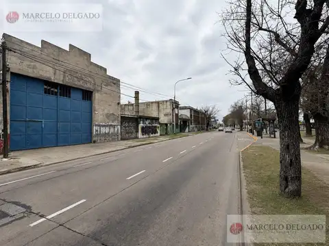 Depósito Comercial sobre avenida de 10m x 45m - Entrada Contenedor
