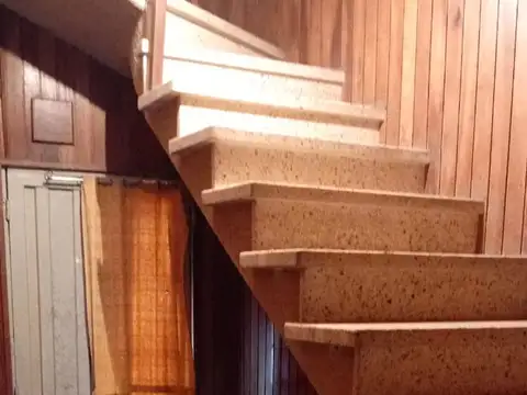 Casa 8 ambientes con 2 baños