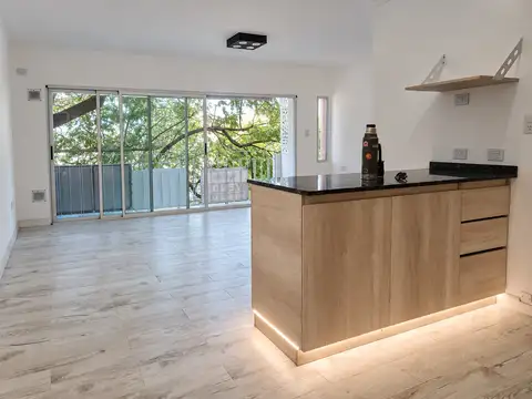 SEMIPISO DE 1 DORMITORIO CON BALCÓN AL FRENTE POR ESCALERA – CENTRO