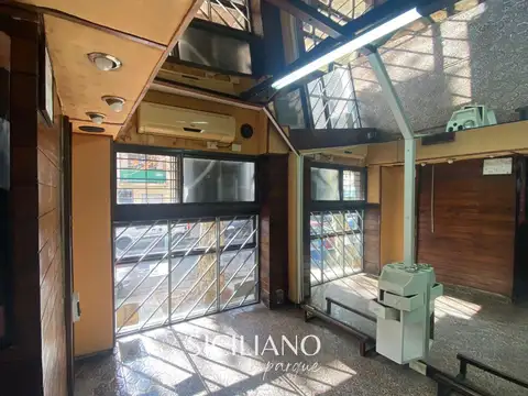 Local - Flores - Al frente con 2 baños y cocina - 50m²