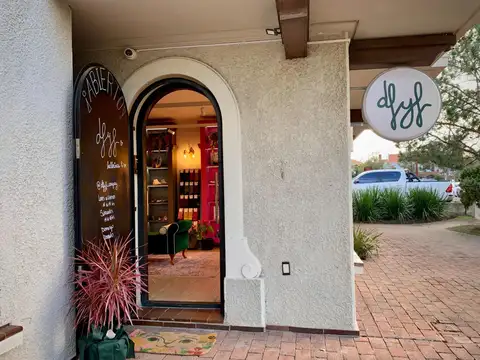 Local en Venta en Carrasco Norte, USD 310.000
