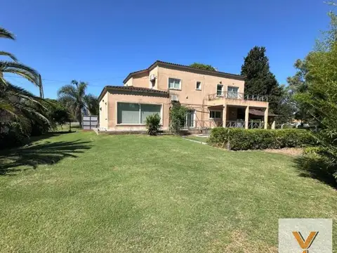 Casa en venta - 3 Dormitorios 4 Baños 4 Cocheras - 550Mts2 - Villa Elisa [FINANCIADA]