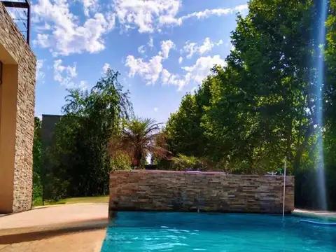 Casa 6 ambientes con 4 baños