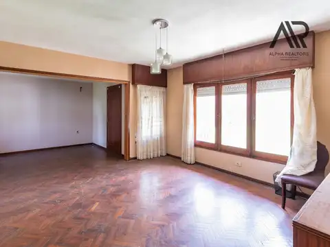 Casa 7 ambientes con 2 baños