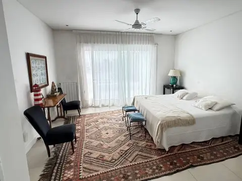 Casa en alquiler a la laguna en Barrio Barbarita