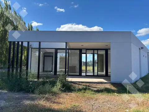 Casa en Alquiler con 2 cocheras