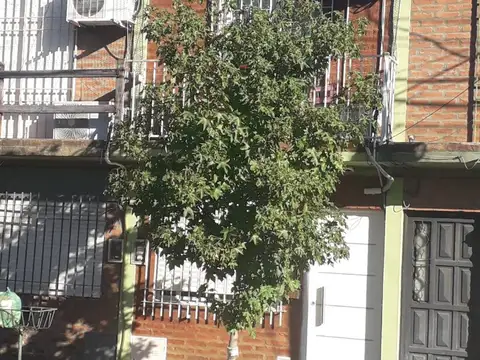 MORON Central-a 8 cuadras de la estac-Duplex al frente-2amb 1/2- 2baños-Con patio y parrilla-Exc.est
