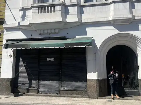 Excelente local en edificio de categoría con vivienda