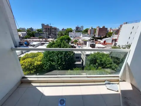 Monoambiente al frente con balcón y terraza con parrillero