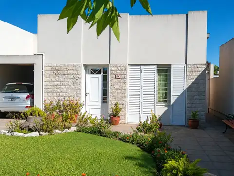 CASA EN VENTA 3DORM,COCH,Y PATIO EN PLENO CENTRO