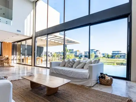 Casa en Alquiler con 2 cocheras