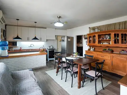 Casa 7 ambientes con 2 baños