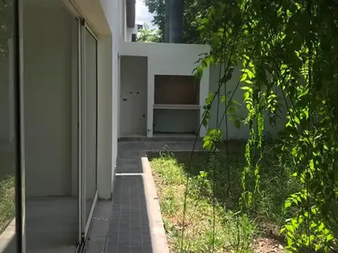 DUPLEX MUY LUMINOSO CON PATIO Y PARRILLA, PILAR 