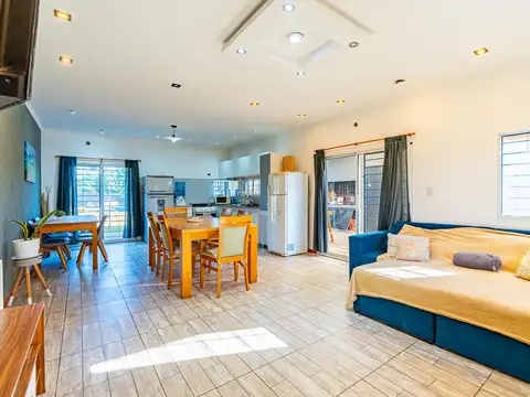 CASA DE DOS DORMITORIOS VENTA PILETA Y QUINCHO PUNTA CHACRA ROLDAN