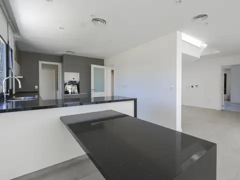 Casa 6 ambientes con 5 baños