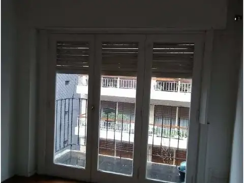 Dos ambientes al frente con balcon