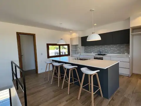 Casa 6 ambientes con 4 baños