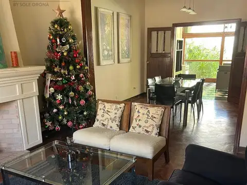 Casa en Alquiler con 2 cocheras