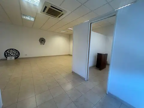 VENTA DEPTO/ OFICINA LUMINOSO EXCELENTE UBICACIÓN