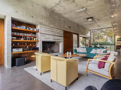 Casa en Venta con 3 cocheras