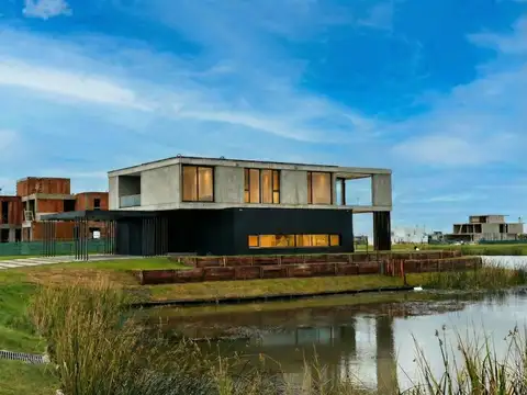 Casa 9 ambientes con 7 baños