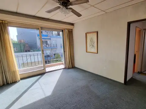 Lindo departamento por escalera de 2 ambientes al frente con balcón en venta en Villa del Parque
