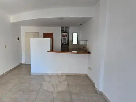 Monoambiente en alquiler en calle 65 entre 1 y 115, excelente unidad con balcon. Ideal estudiantes!