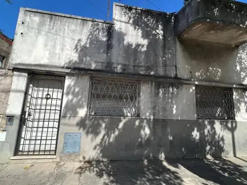 Venta de casa con jardin en Pompeya