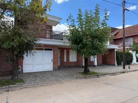 Venta Casa – 2 Dorm.- 3 Baños- Lobos Centro
