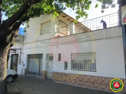 Venta - Chalet en 2 plantas + Local sobre Av. Hipolito Yrigoyen - Venta Directa  