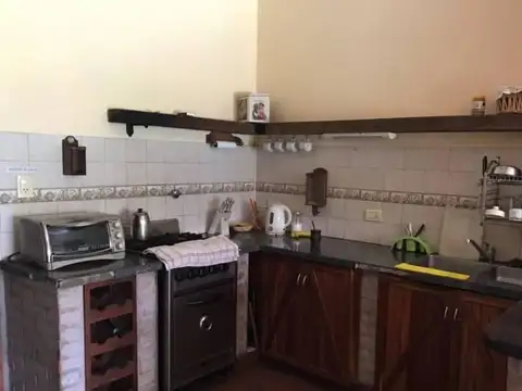 Casa 6 ambientes con 2 baños