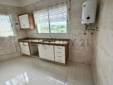 Casa 5 ambientes con 2 baños