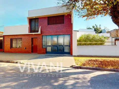 Venta de Casa 3 Dormitorios con Parque, Pileta y Quincho Calle 73 entre 120 y 121 - La Plata. VIVANI PROPIEDADES