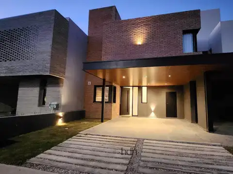 Casa 7 ambientes con 2 baños