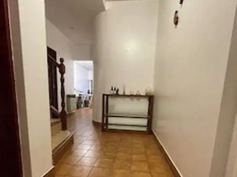 EXCEL DUPLEX DE 4 AMB AMPLIOS GARAJE CUB. PATIO C/FONDO Y PARRILLA, 2 BAÑOS COMPL. COCINA COMEDOR