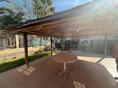 VENDO CASA CON PILETA