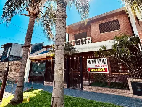 Chalet dos plantas 3 amb. con dos  baños y dependencia