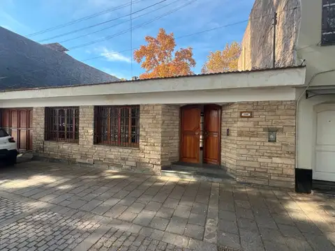 Casa en venta c/ cochera en 4.ª Sección Área Fundacional