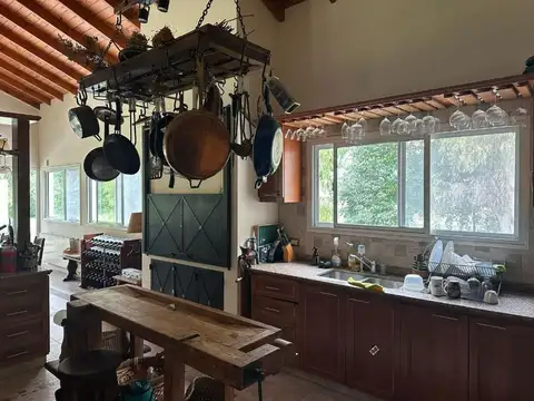 Casa en Alquiler con 2 cocheras