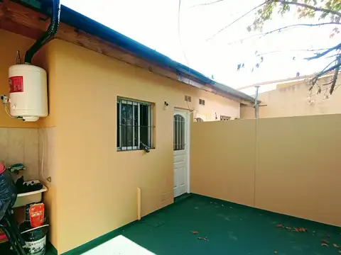 Casa tipo Ph + Dos Deptos. + 3 Locales Comerciales en Merlo