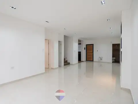 Casa 7 ambientes con 2 baños