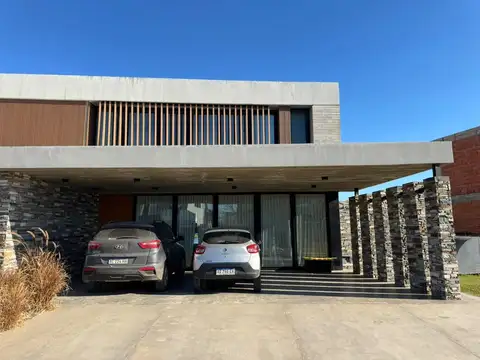 Casa 6 ambientes con 4 baños