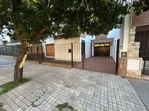 Casa en venta 4 dormitorios barrio Colon