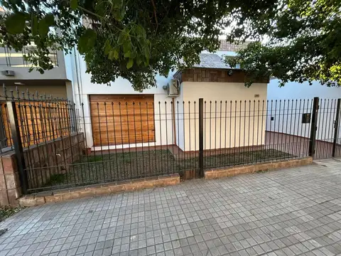 Casa 6 ambientes con 2 baños