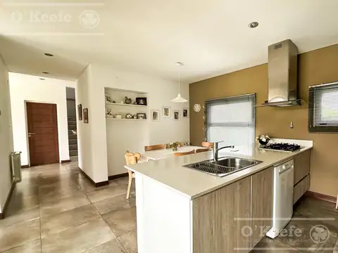 Casa 4 ambientes con 2 baños