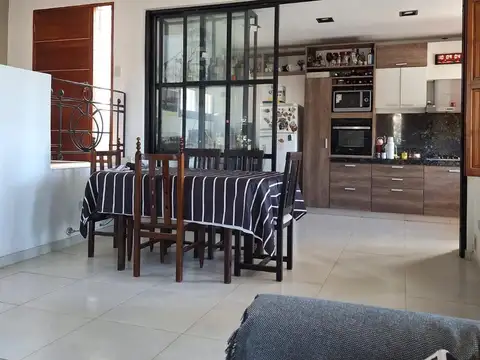 Casa en Venta con 3 cocheras